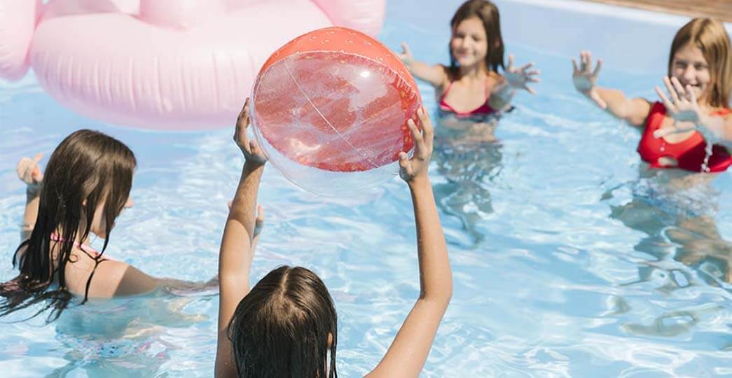 5 brincadeiras na piscina para fazer com as crianças - Equipamentos Para  Piscinas